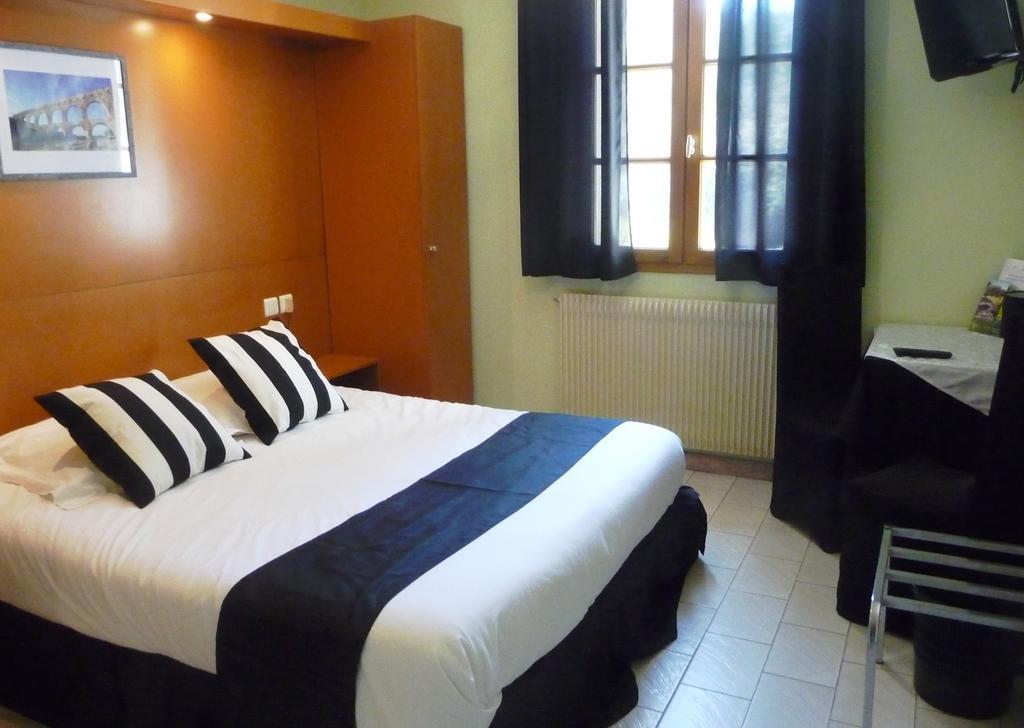 Hotel Restaurant Le Colombier Remoulins Ruang foto