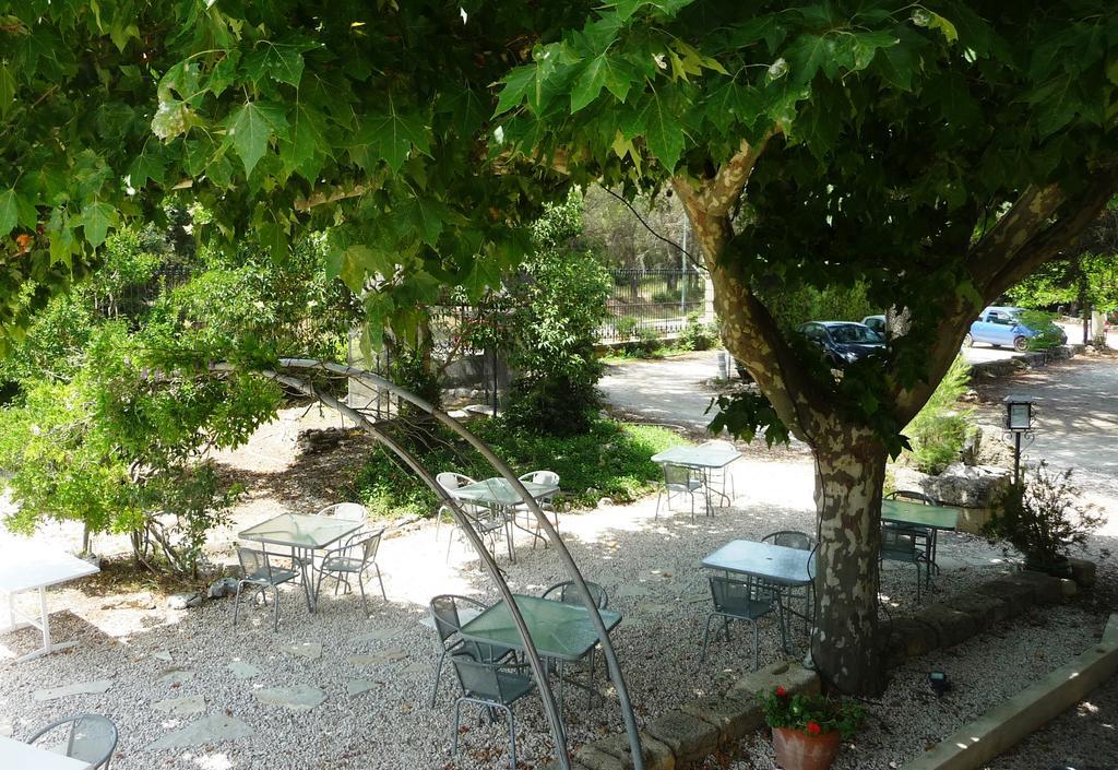 Hotel Restaurant Le Colombier Remoulins Bagian luar foto