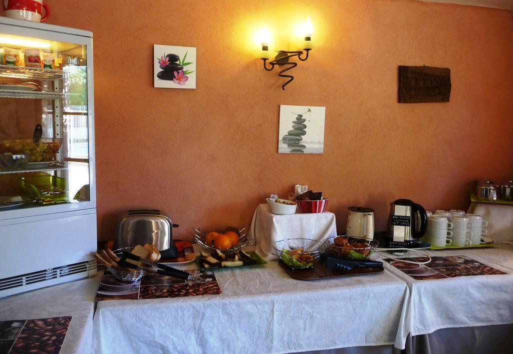 Hotel Restaurant Le Colombier Remoulins Bagian luar foto