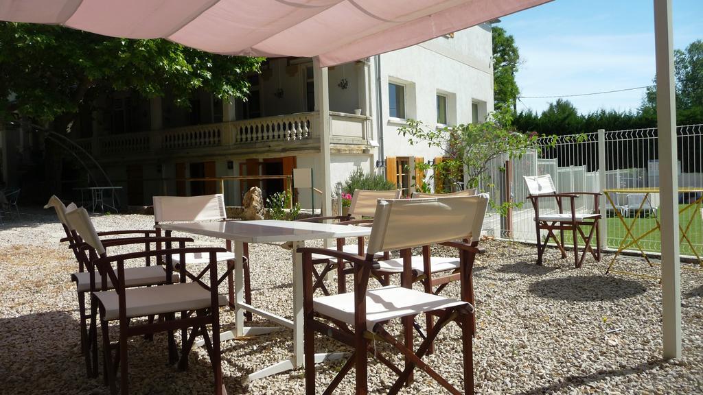Hotel Restaurant Le Colombier Remoulins Bagian luar foto