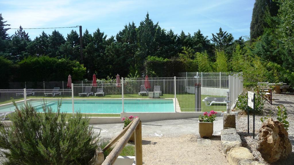 Hotel Restaurant Le Colombier Remoulins Bagian luar foto