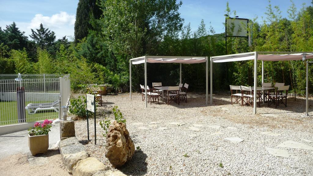 Hotel Restaurant Le Colombier Remoulins Bagian luar foto
